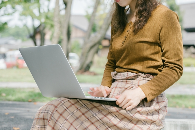 調べものをする女性