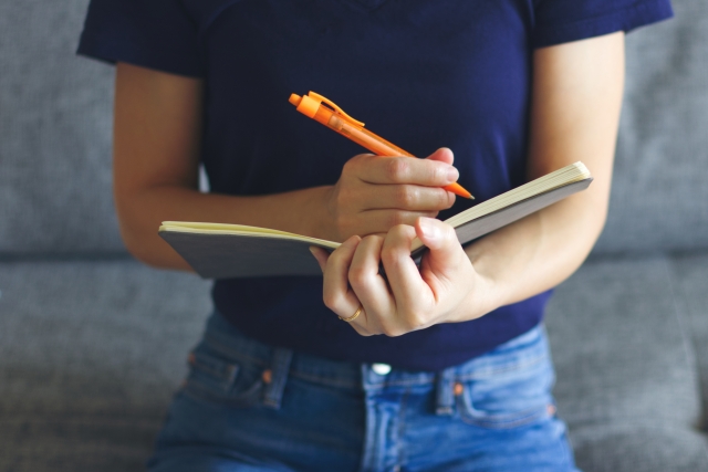 ノートにまとめる女性